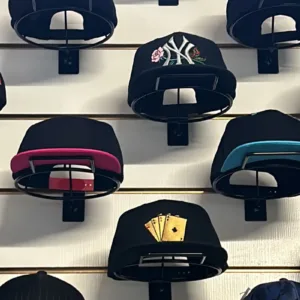 Geborduurde caps bij jprosolutions