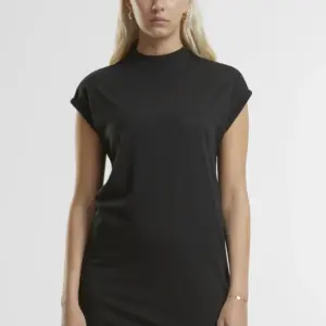 Women’s extended shoulder dress