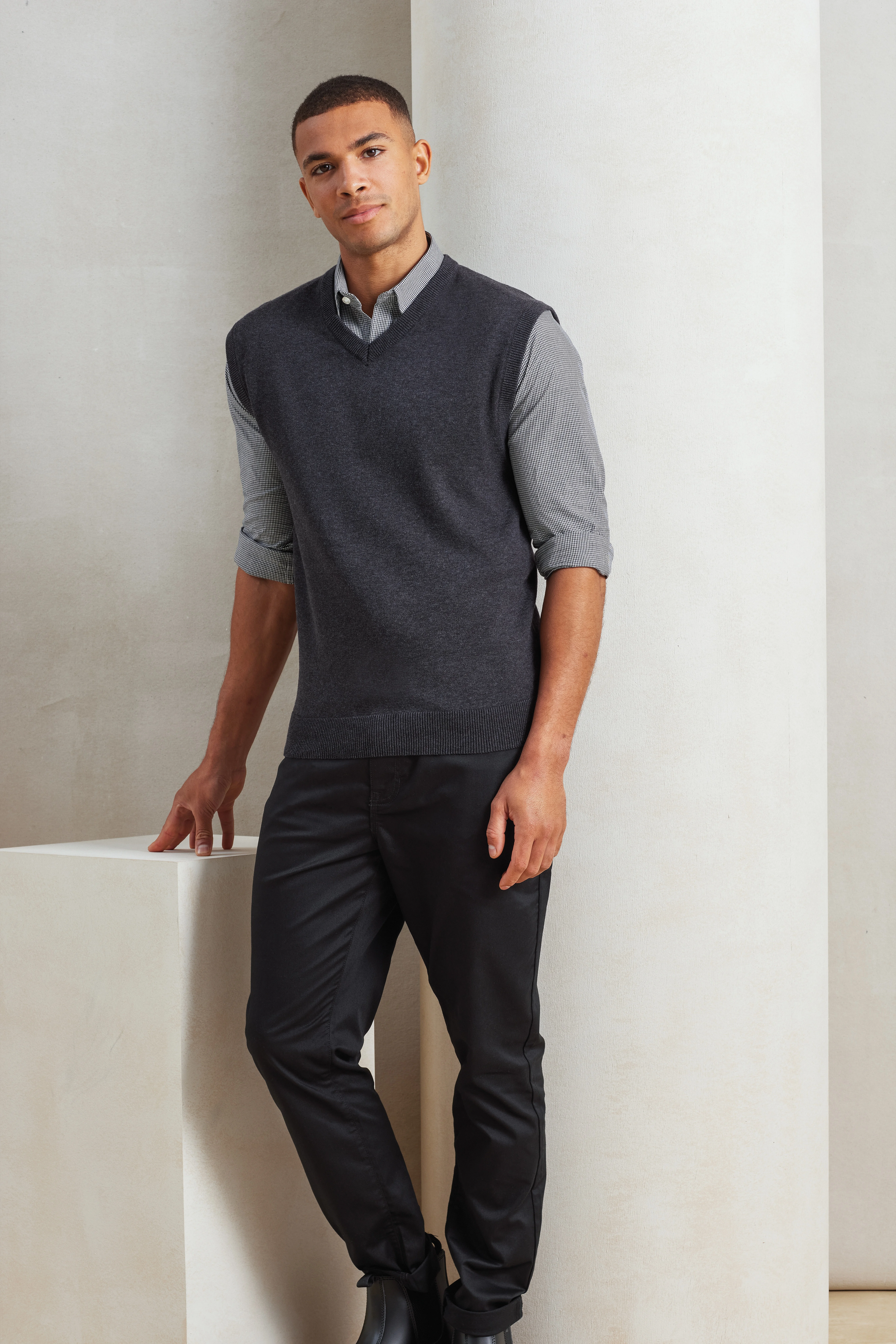 Sleeveless knitted sweater