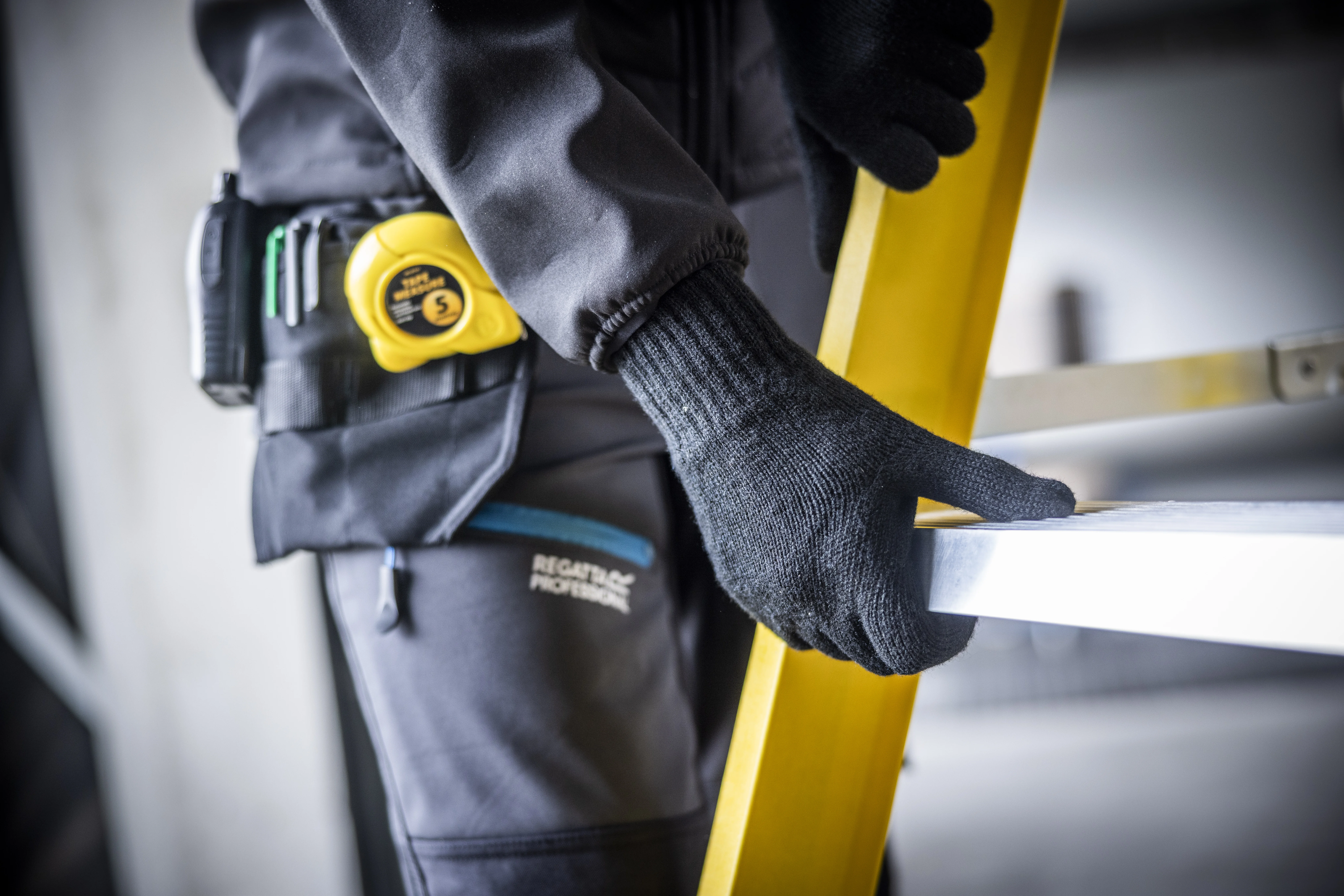 Knitted gloves